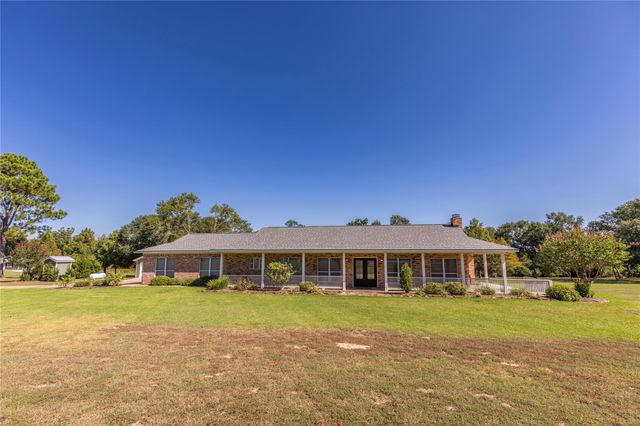 2833 Centerhill Circle, Bellville, TX 77418
