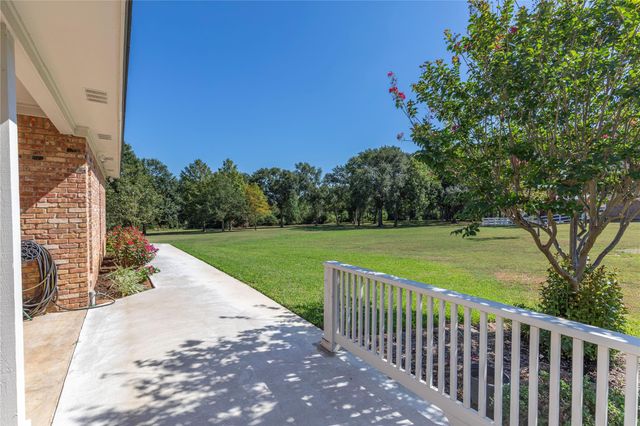 2833 Centerhill Circle, Bellville, TX 77418