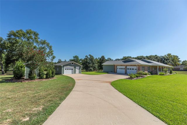 2833 Centerhill Circle, Bellville, TX 77418