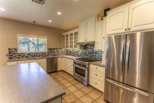 2833 Centerhill Circle, Bellville, TX 77418