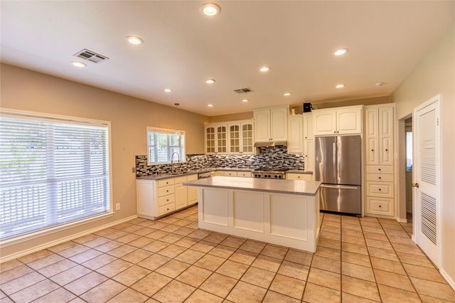 2833 Centerhill Circle, Bellville, TX 77418