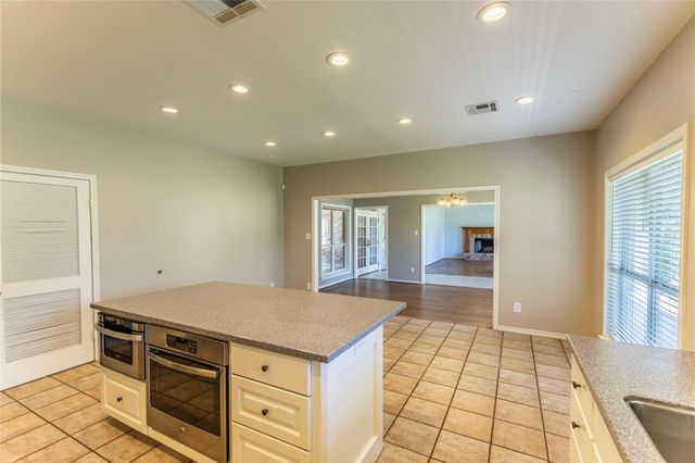 2833 Centerhill Circle, Bellville, TX 77418