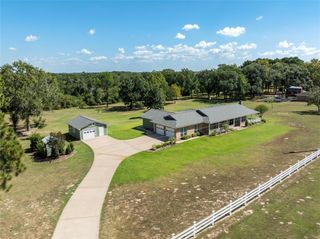 2833 Centerhill Circle, Bellville, TX 77418