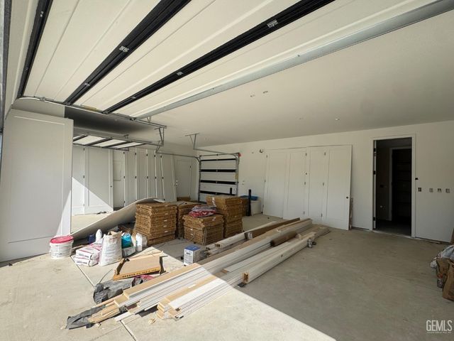 7112 Healthland Dr, Bakersfield, CA 93314