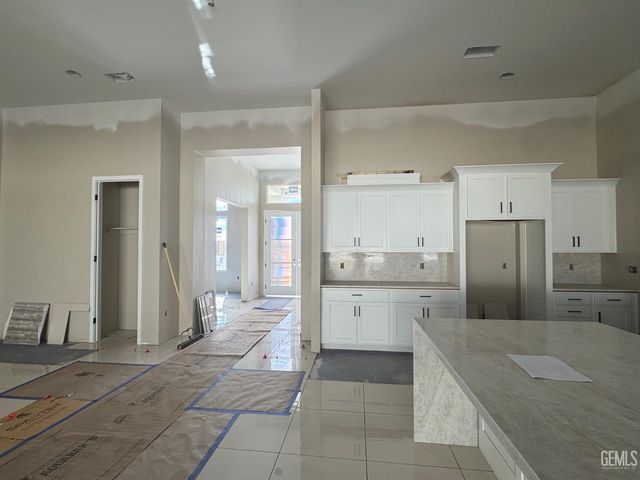 7112 Healthland Dr, Bakersfield, CA 93314