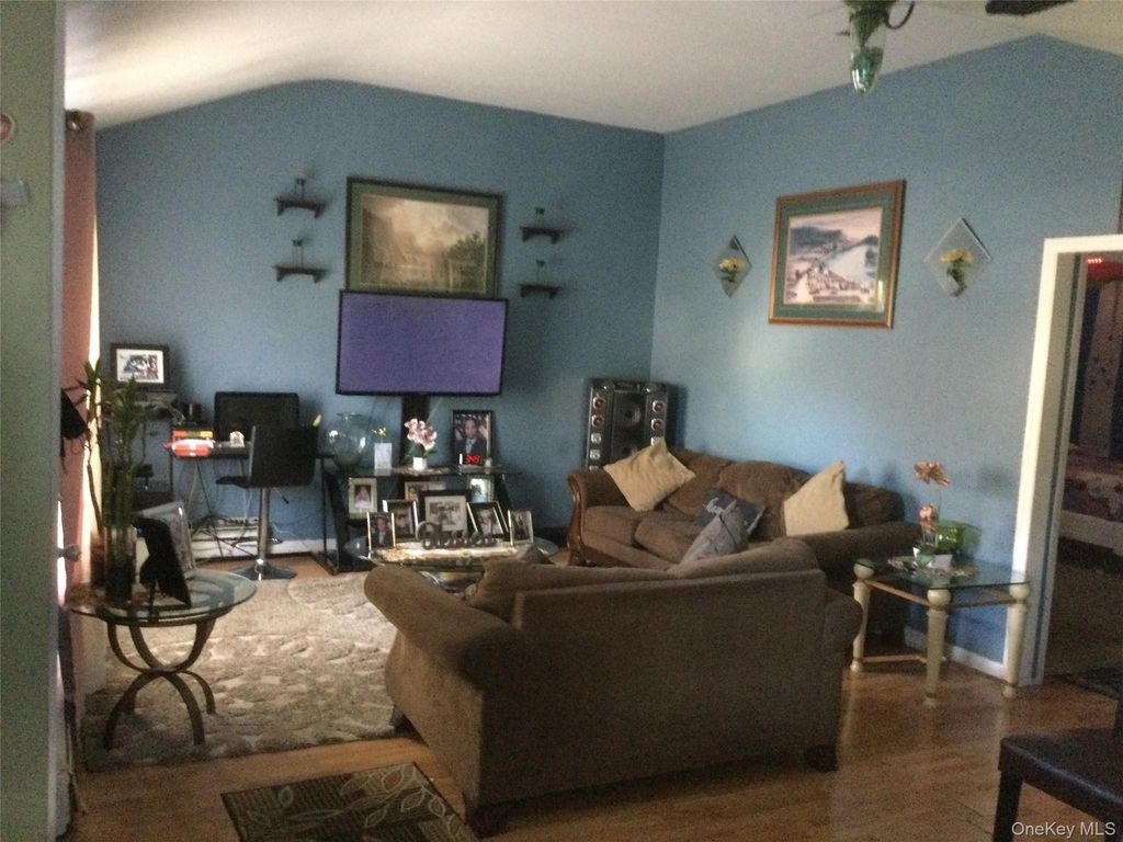 438 Mayflower Avenue, Brentwood, NY 11717 — photo 2
