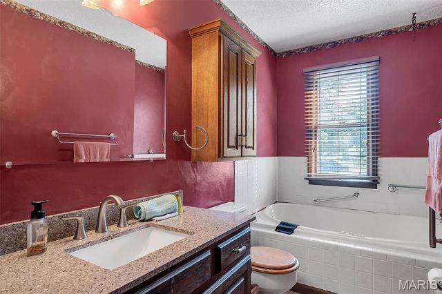 130 Rolling Hills Drive, Washington, MO 63090