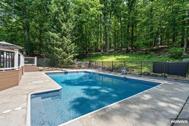 33 Chris Terrace, Ringwood, NJ 07456