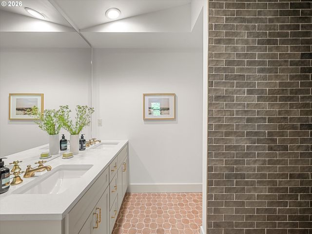 2560 Ne 30TH Ave, Portland, OR 97212