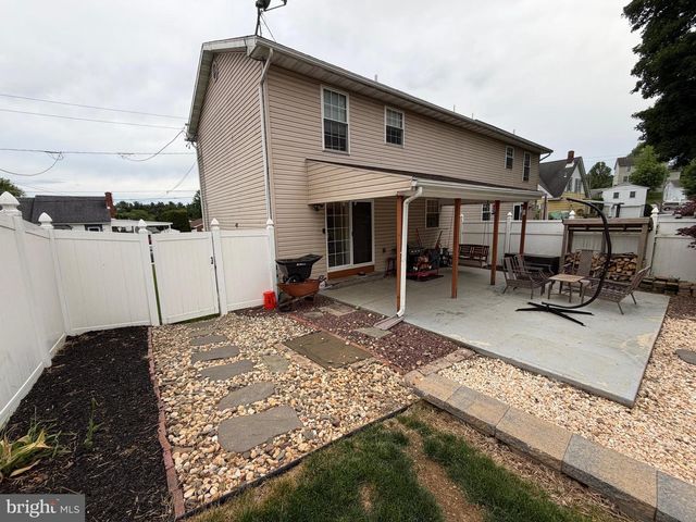 126 S FRONT ST, Womelsdorf, PA 19567