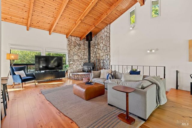 913 Valley View Dr, Healdsburg, CA 95448