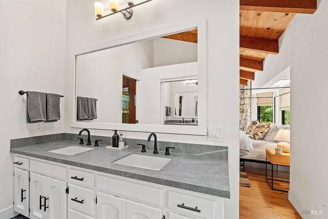 913 Valley View Dr, Healdsburg, CA 95448