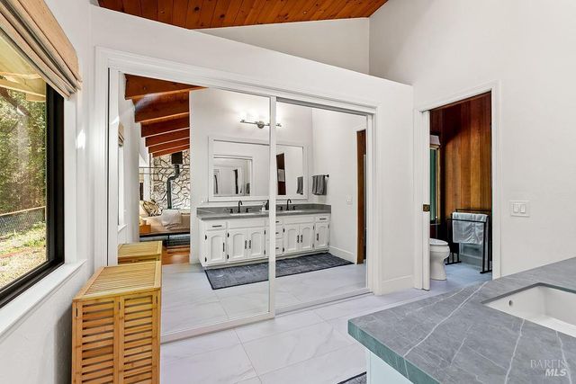 913 Valley View Dr, Healdsburg, CA 95448