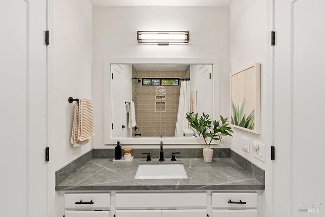 913 Valley View Dr, Healdsburg, CA 95448