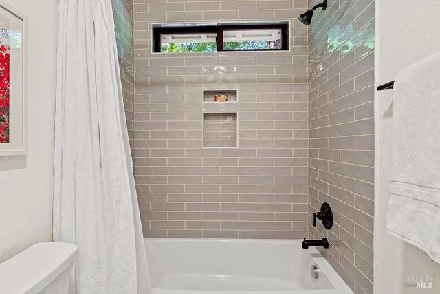 913 Valley View Dr, Healdsburg, CA 95448