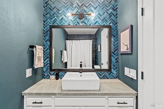 913 Valley View Dr, Healdsburg, CA 95448