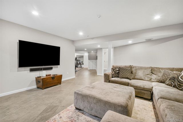 12 Deerfield Lane, Scarsdale, NY 10583