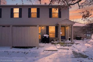 30 Pine Tree Ridge Drive 2, Waterford Charter Township, MI 48327