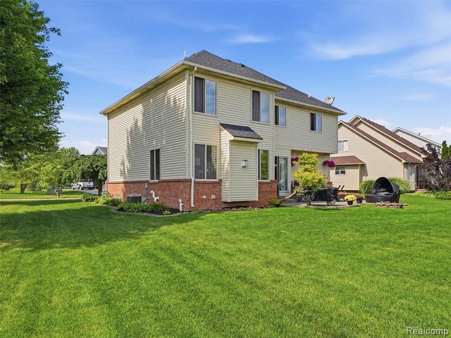 23621 Crescent Ridge Drive, New Boston, MI 48164