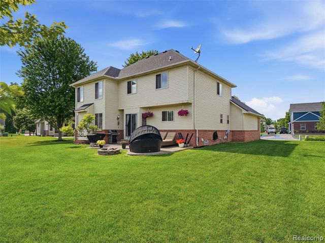 23621 Crescent Ridge Drive, New Boston, MI 48164