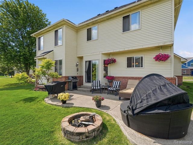 23621 Crescent Ridge Drive, New Boston, MI 48164