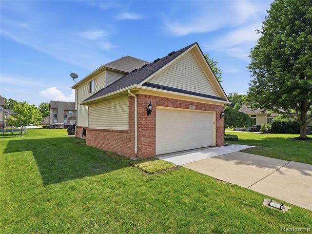 23621 Crescent Ridge Drive, New Boston, MI 48164