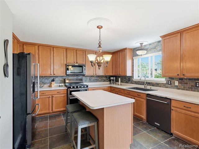23621 Crescent Ridge Drive, New Boston, MI 48164