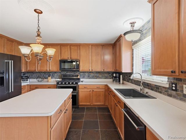 23621 Crescent Ridge Drive, New Boston, MI 48164