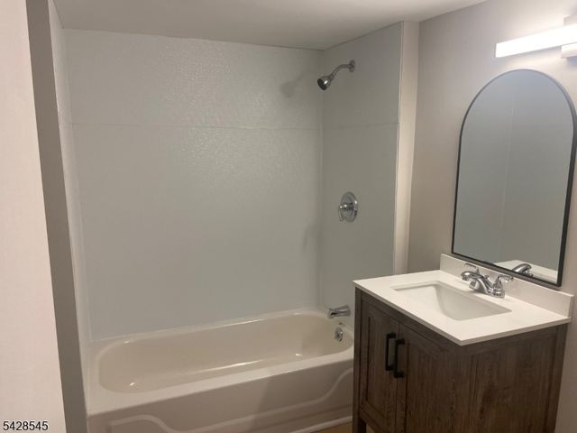 944 Madison Ave, Elizabeth City, NJ 07201