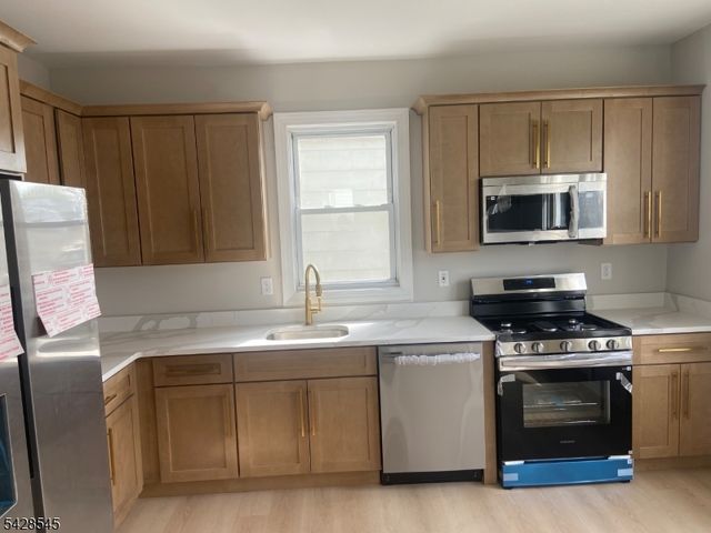 944 Madison Ave, Elizabeth City, NJ 07201