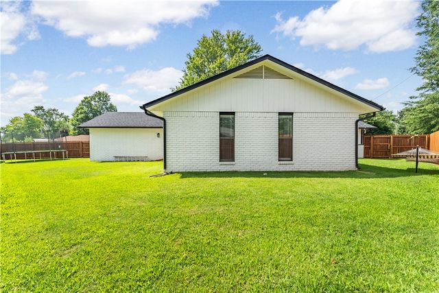 1906 SE Taylor Street, Bentonville, AR 72712