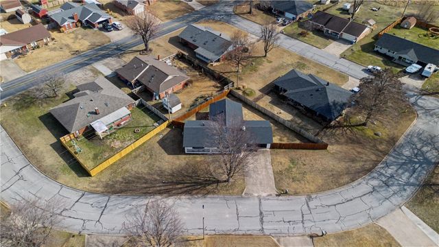 1906 SE Taylor Street, Bentonville, AR 72712