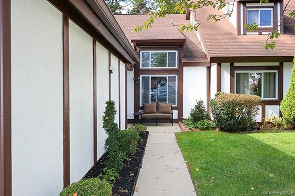 133 Fieldstone Court, Middle Island, NY 11953 — photo 2