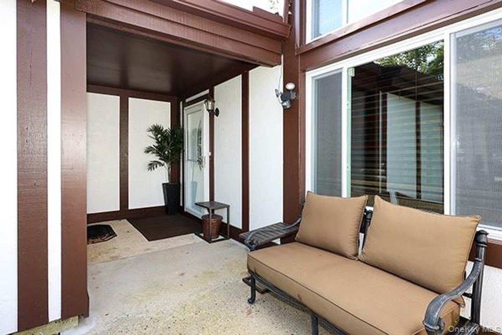 133 Fieldstone Court, Middle Island, NY 11953 — photo 4