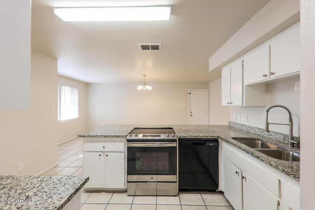 Image 14 of property listing at 13802 N 36TH Avenue, Phoenix, AZ 85053