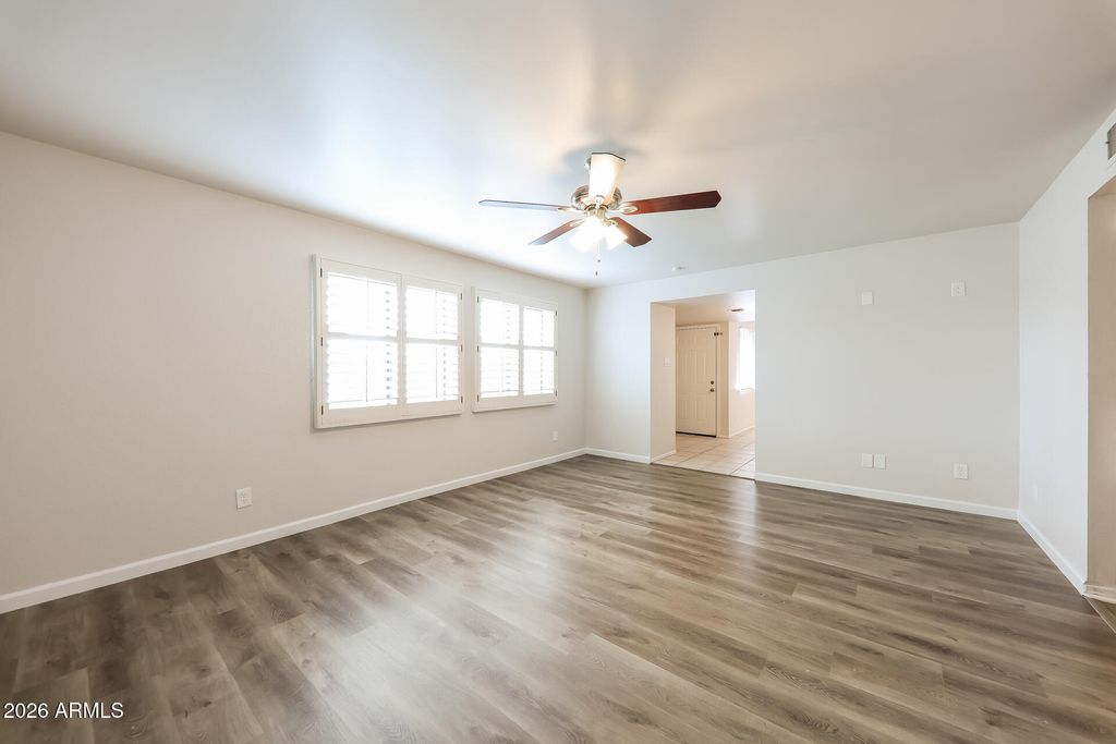 Image 5 of property listing at 13802 N 36TH Avenue, Phoenix, AZ 85053