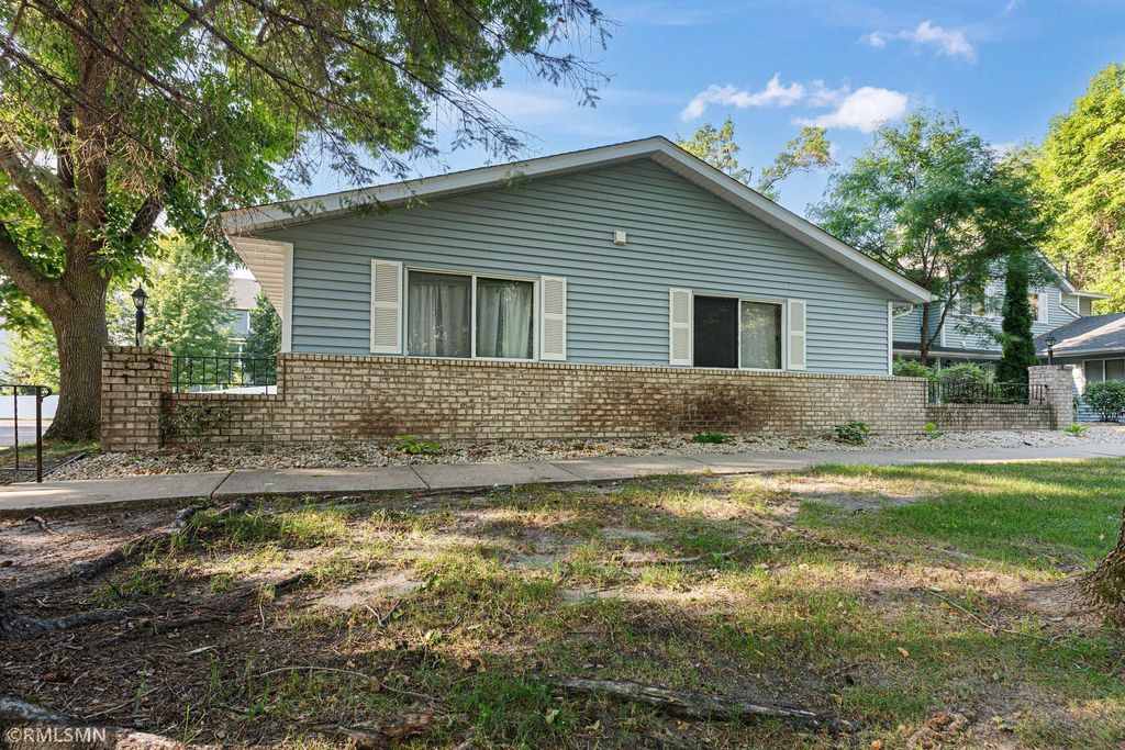 1202 W Royal Oaks Drive, Shoreview, MN 55126