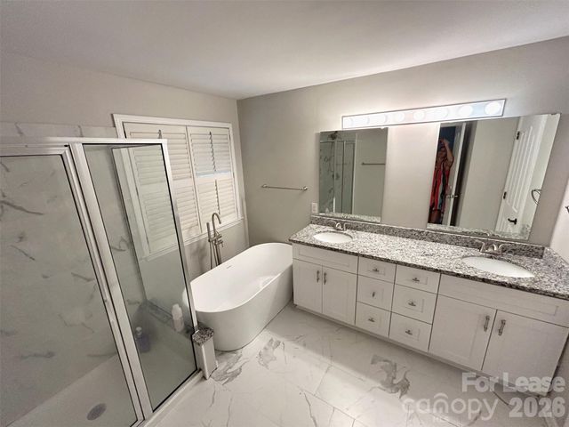 733 Meadow Lake Drive, Matthews, NC 28105