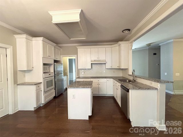 733 Meadow Lake Drive, Matthews, NC 28105