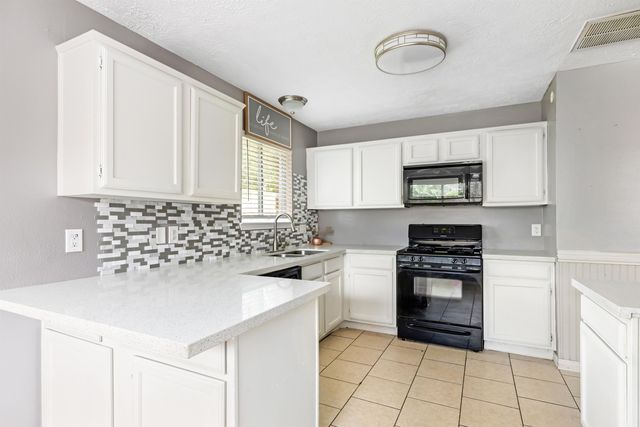 913 Briarcreek Dr, Baytown, TX 77521