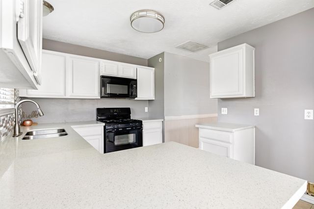 913 Briarcreek Dr, Baytown, TX 77521