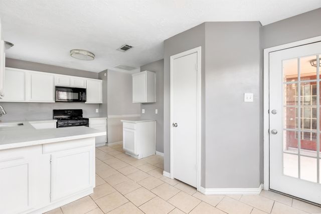 913 Briarcreek Dr, Baytown, TX 77521