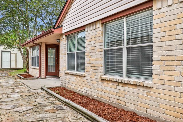 913 Briarcreek Dr, Baytown, TX 77521