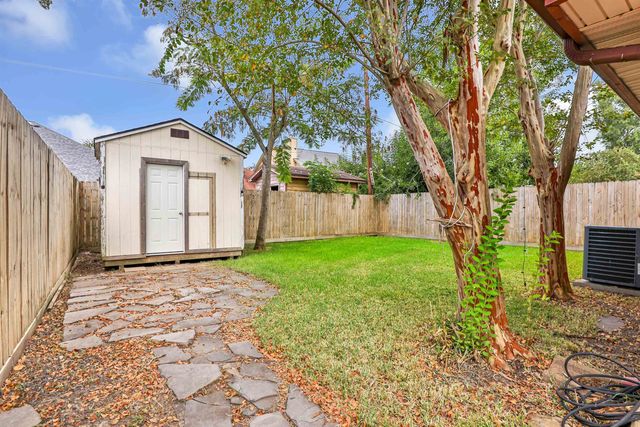 913 Briarcreek Dr, Baytown, TX 77521