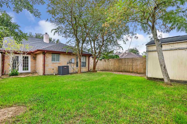 913 Briarcreek Dr, Baytown, TX 77521