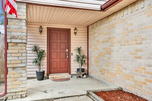 913 Briarcreek Dr, Baytown, TX 77521