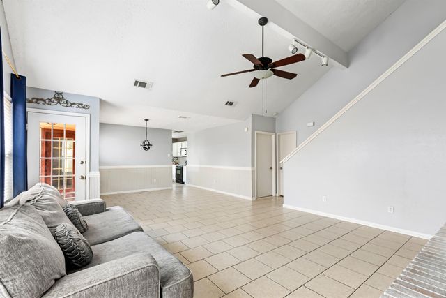 913 Briarcreek Dr, Baytown, TX 77521