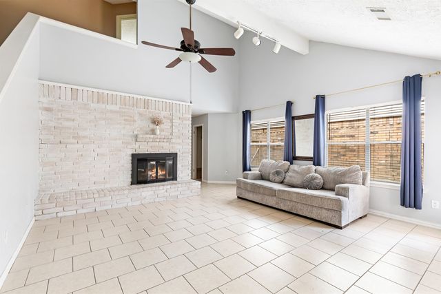 913 Briarcreek Dr, Baytown, TX 77521