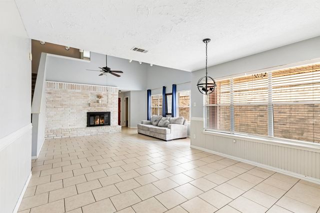 913 Briarcreek Dr, Baytown, TX 77521