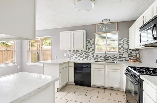 913 Briarcreek Dr, Baytown, TX 77521